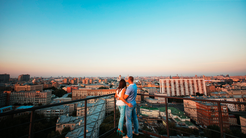Пара смотрит на Москву с крыши