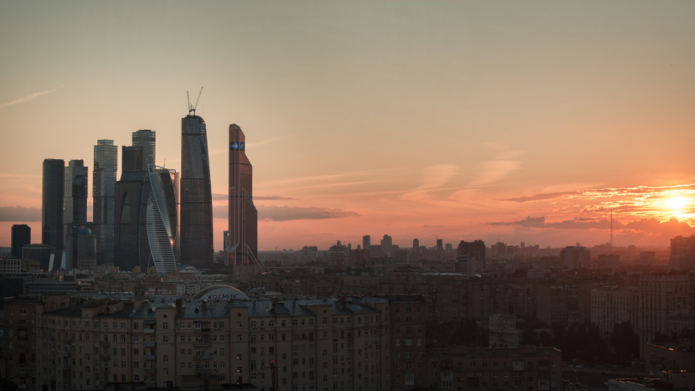 Вид с крыши на Москва Сити в лучах заката