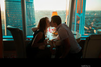 Пара целуется на свидании в Москва сити